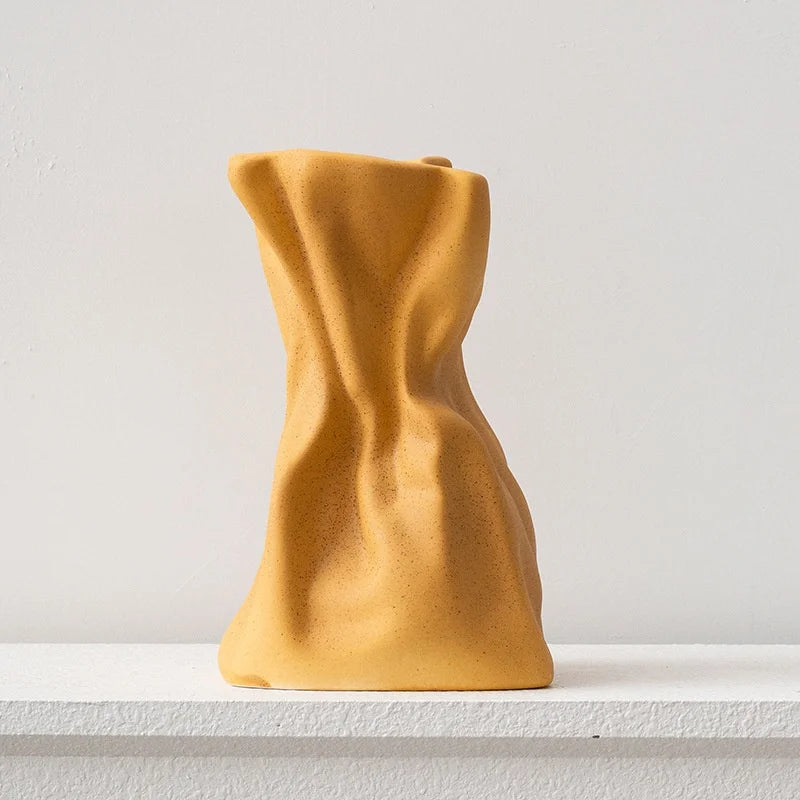 Vaso Escultural "Paper Bag" — Cerâmica com Design Amassado (Arte Moderna)